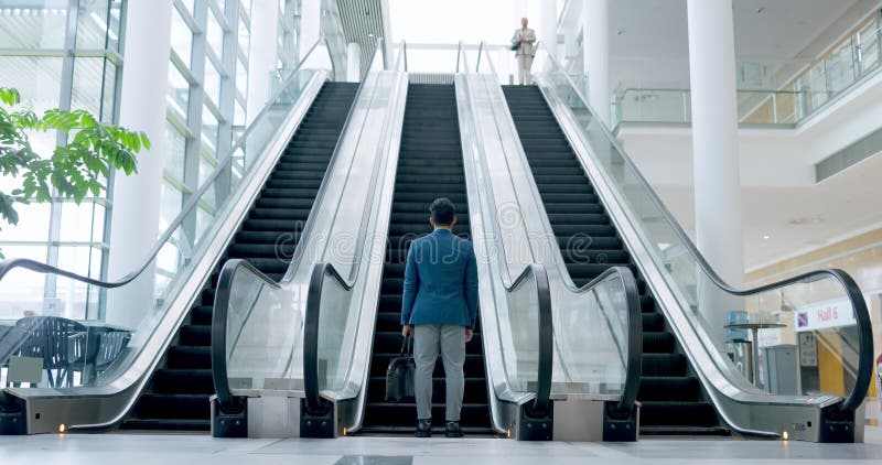 Aeroporto de escadas rolantes e empresários viajam para trabalhar prontos para a convenção de shows de negócios de empresas. iníci