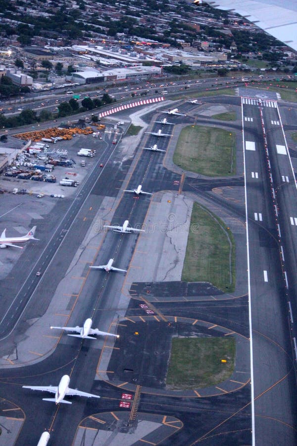 Dentro Do Terminal 4 Da Linha Aérea Do Delta No Aeroporto Internacional De  JFK Em New York Foto de Stock Editorial - Imagem de pista, colosso: 85463488