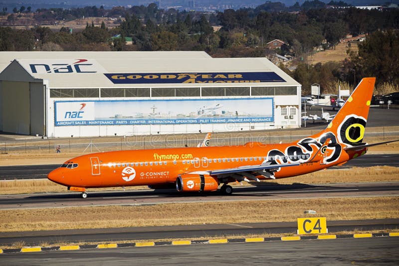 Aeroporto de Lanseria - SAA - manga - Boeing 737-8BG foto de stock Aeroporto de Lanseria - SAA - manga - Boeing 737-8BG foto de stock