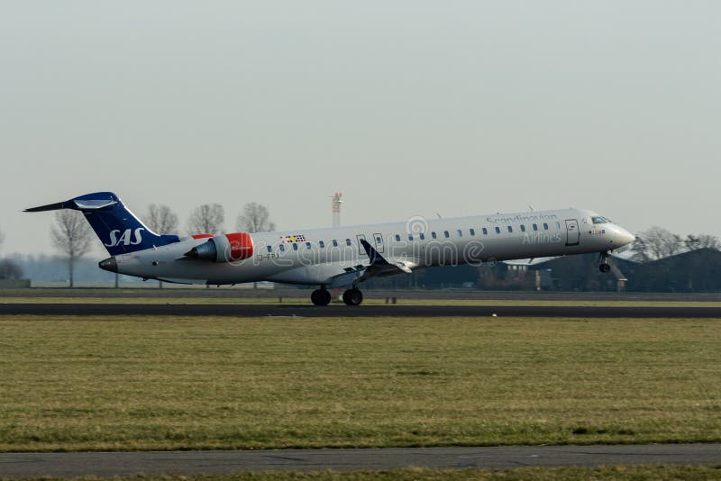 Aeroporto de Schiphol, Holanda norte/Países Baixos - 16 de fevereiro de 2019: Bombardeiro CRJ-900 EI-FPJ do SAS Scandinavian Airl imagem de stock Aeroporto de Schiphol, Holanda norte/Países Baixos - 16 de fevereiro de 2019: Bombardeiro CRJ-900 EI-FPJ do SAS Scandinavian Airl imagem de stock