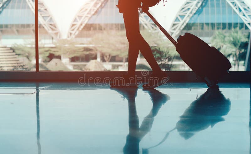Aeroporto della donna con il concetto della valigia fotografia stock Aeroporto della donna con il concetto della valigia fotografia stock