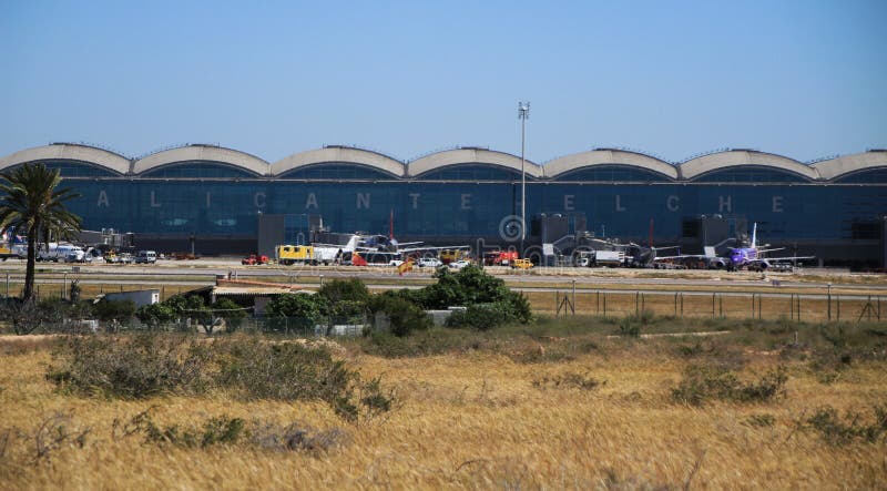 Aeroporto di EL Altet di Alicante in un giorno soleggiato della primavera immagine stock libera da diritti Aeroporto di EL Altet di Alicante in un giorno soleggiato della primavera immagine stock libera da diritti