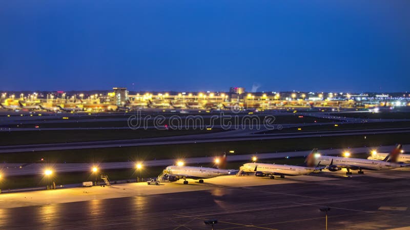 Aeroporto do lapso de tempo do avião