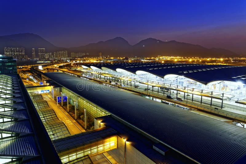 Aeroporto internacional de Hong Kong na noite
