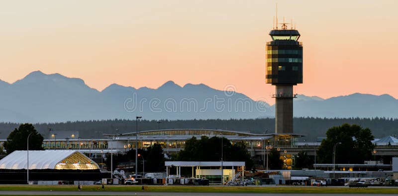 Aeropuerto en la tarde con la torre foto de archivo libre de regalías Aeropuerto en la tarde con la torre foto de archivo libre de regalías