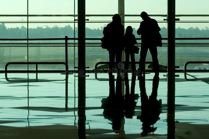 Aeropuerto que espera de la familia imagen de archivo Aeropuerto que espera de la familia imagen de archivo