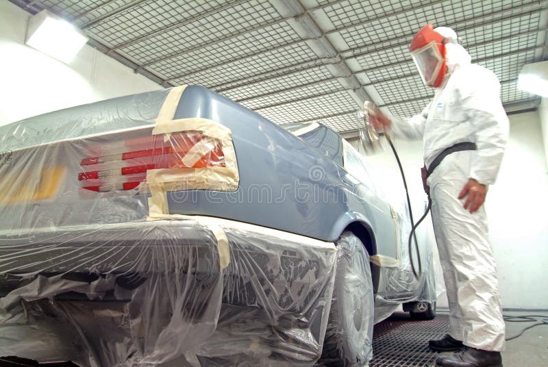 Aerosol del mecánico y de la pintura de coche fotografía de archivo libre de regalías Aerosol del mecánico y de la pintura de coche fotografía de archivo libre de regalías