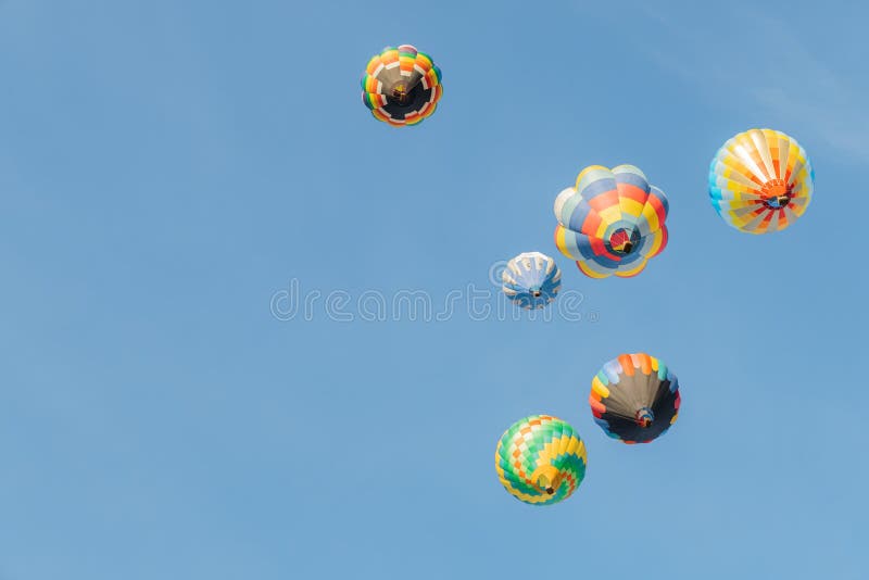 Aerostati di aria calda variopinti fotografia stock libera da diritti Aerostati di aria calda variopinti fotografia stock libera da diritti