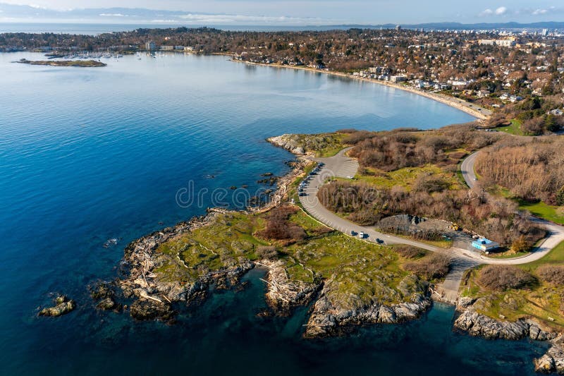 Aervy av ett kustlandskap med klippor och ett serensegment. royaltyfri foto