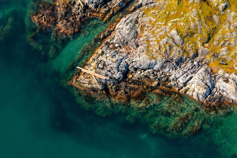 Aervy över bergig kustlinje med turkosvatten. fotografering för bildbyråer