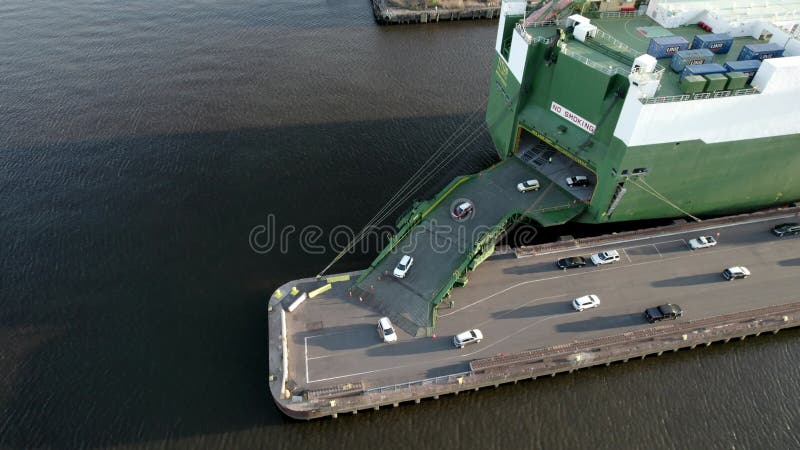 Aervy över personbilar som kör av fordon som transporterar fartyg
