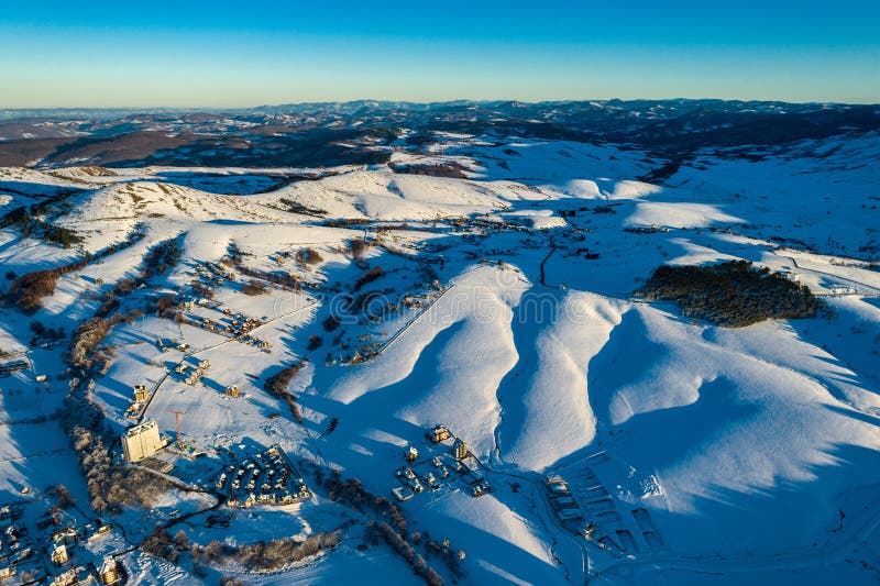 Aervy över Zlatibor och lågt moln över Zlatibor-berget vid vintersolskenserbia. royaltyfria foton