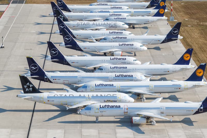 Aeródromos almacenados lufthansa coronavirus corona virus covid19 berlin brandenburg ber aeropuerto vista aérea fotografía de archivo libre de regalías
