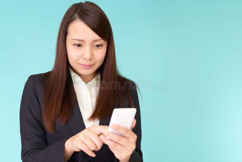 Aff? rskvinna med en smart telefon royaltyfri bild