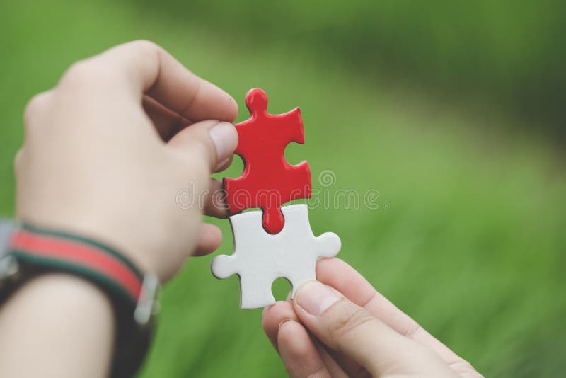 Aff?rskvinnan f?rs?ker att f?rbinda parpusselstycket Symbol av anslutning och anslutning Begrepp av aff?rsstrategi royaltyfria bilder Aff?rskvinnan f?rs?ker att f?rbinda parpusselstycket Symbol av anslutning och anslutning Begrepp av aff?rsstrategi royaltyfria bilder