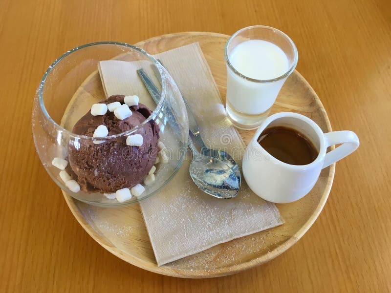 Affagato ett klassiskt menyespressokaffe att h?lla p? chokladglass royaltyfri foto Affagato ett klassiskt menyespressokaffe att h?lla p? chokladglass royaltyfri foto