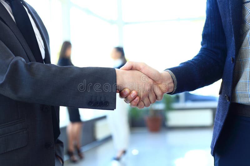Affaires et concept de bureau - deux hommes d'affaires se serrant la main photos libres de droits Affaires et concept de bureau - deux hommes d'affaires se serrant la main photos libres de droits