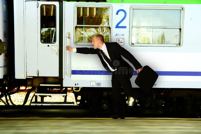 Download Affaires : Homme Se Précipitant Au Train Photo stock - Image du véhicule, affaires: 45365266