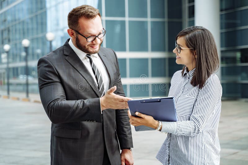 Affaires modernes S?ance de r?flexion d'?quipe d'affaires Communication réussie d'homme et de jeune femme d'affaires photos stock Affaires modernes S?ance de r?flexion d'?quipe d'affaires Communication réussie d'homme et de jeune femme d'affaires photos stock