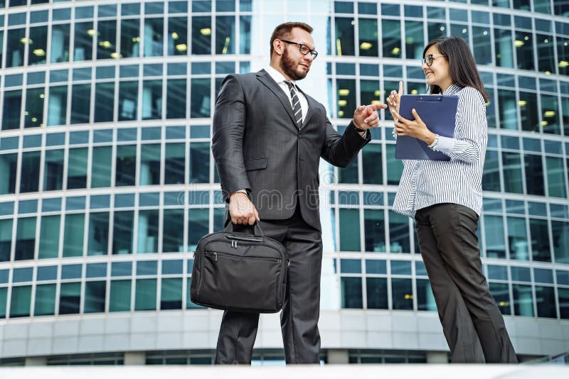 Affaires modernes S?ance de r?flexion d'?quipe d'affaires Communication réussie d'homme et de jeune femme d'affaires photographie stock Affaires modernes S?ance de r?flexion d'?quipe d'affaires Communication réussie d'homme et de jeune femme d'affaires photographie stock
