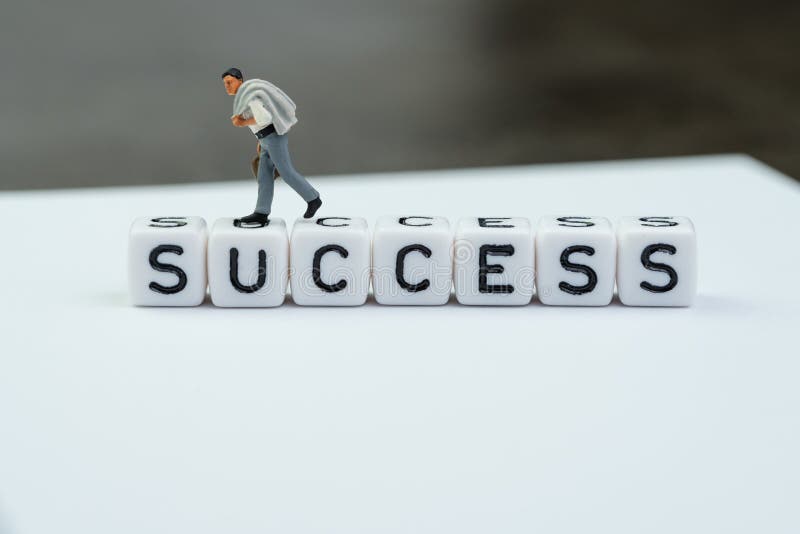 Affaires, travail ou concept de succès de développement de la vie professionnelle, homme d'affaires sûr de bureau de figure minia image libre de droits Affaires, travail ou concept de succès de développement de la vie professionnelle, homme d'affaires sûr de bureau de figure minia image libre de droits