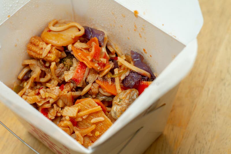 Affamé pour des restes de chinease pour le dîner photos stock Affamé pour des restes de chinease pour le dîner photos stock