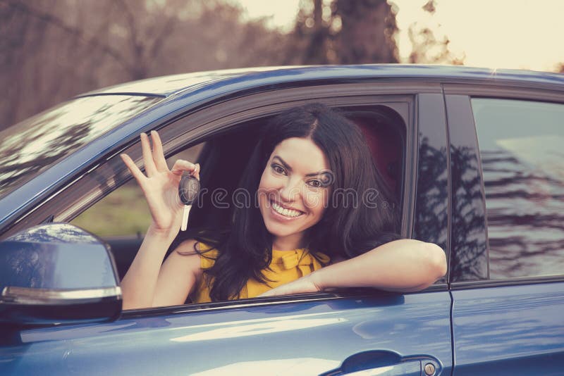 Affare automatico, vendita, concetto Donna felice che mostra nuova chiave dell'automobile fotografia stock Affare automatico, vendita, concetto Donna felice che mostra nuova chiave dell'automobile fotografia stock