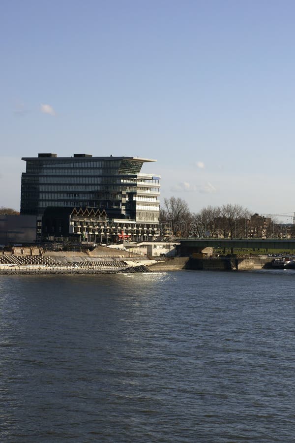 Affare che costruisce il ponte di Deutz immagine stock libera da diritti Affare che costruisce il ponte di Deutz immagine stock libera da diritti