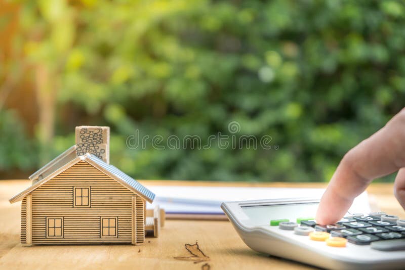 Affare che firma una casa compra-vendita del contratto immagine stock libera da diritti Affare che firma una casa compra-vendita del contratto immagine stock libera da diritti