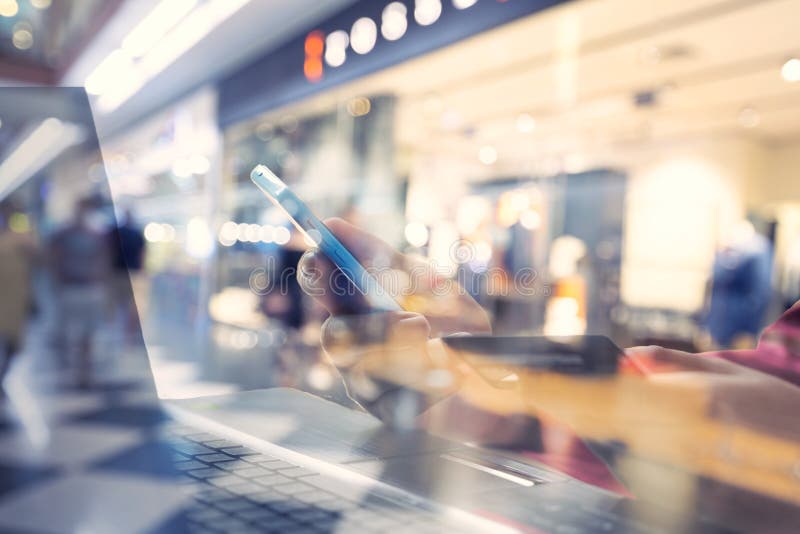 Affare di tecnologia e concetto di lavoro Chiuda sulla mano dell'uomo facendo uso dello smartphone fotografie stock Affare di tecnologia e concetto di lavoro Chiuda sulla mano dell'uomo facendo uso dello smartphone fotografie stock