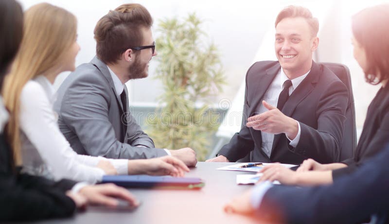 Affare e concetto dell'ufficio - riuscito funzionamento del gruppo di affari fotografie stock Affare e concetto dell'ufficio - riuscito funzionamento del gruppo di affari fotografie stock