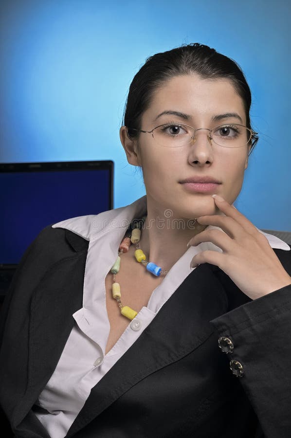Affarista fiducioso con espressione premurosa immagine stock