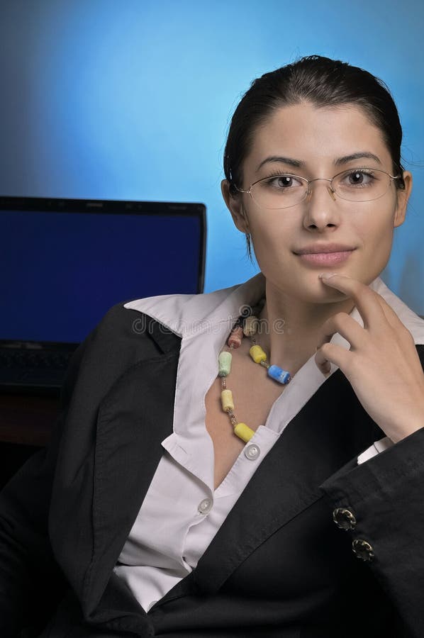 Affarista fiducioso con espressione premurosa immagini stock libere da diritti