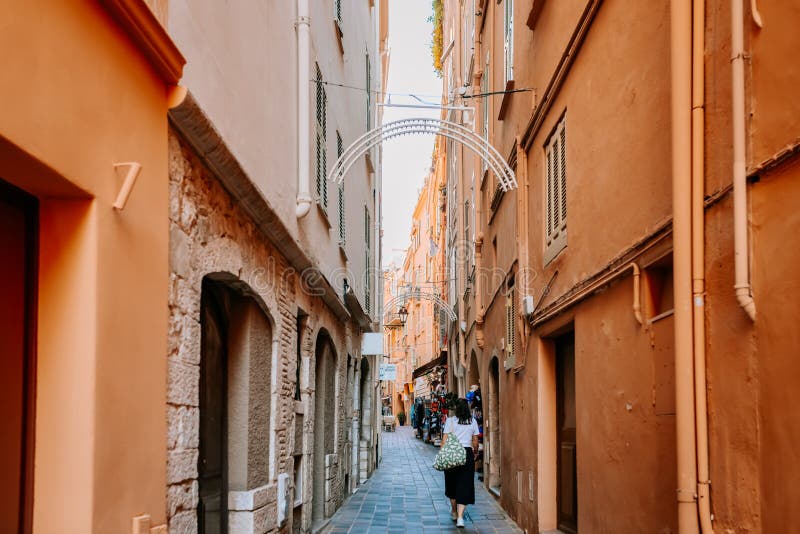 Affascinante strada stretta a monacos, città vecchia immagine stock libera da diritti