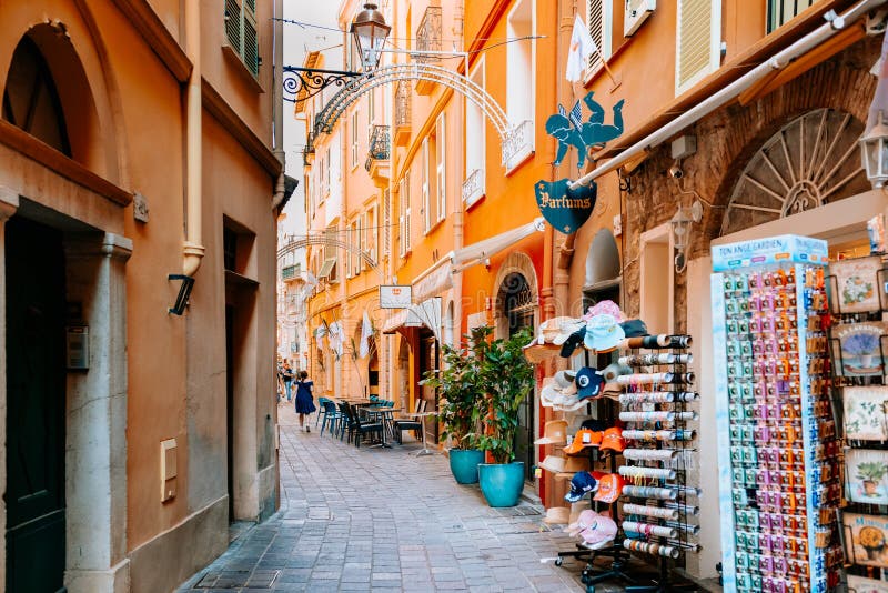 Affascinante strada stretta a monacos, città vecchia fotografie stock libere da diritti
