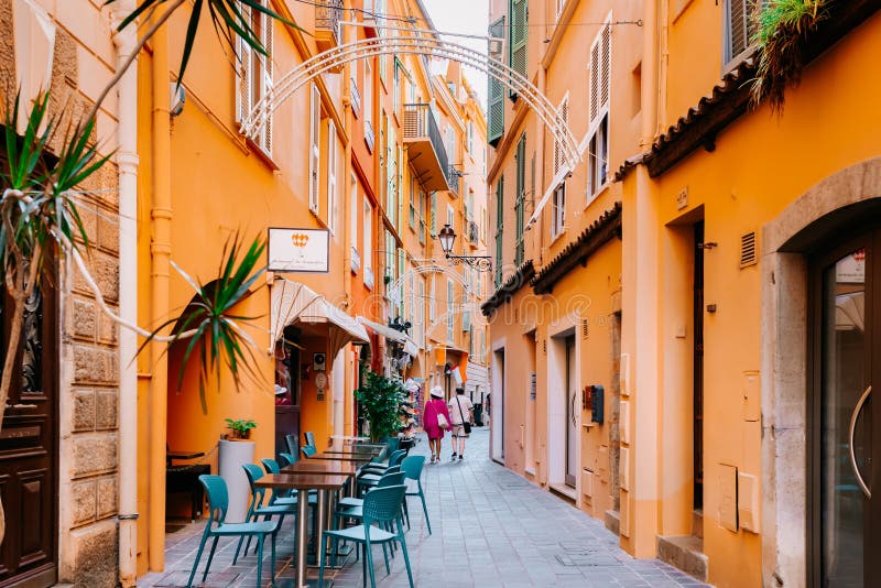 Affascinante strada stretta a monacos, città vecchia fotografia stock libera da diritti