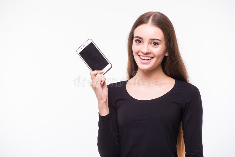 Affichage d'exposition de jeune femme de téléphone portable mobile avec l'écran noir et du sourire sur un fond blanc photos libres de droits Affichage d'exposition de jeune femme de téléphone portable mobile avec l'écran noir et du sourire sur un fond blanc photos libres de droits
