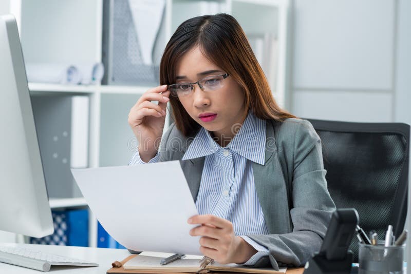 Affichage d'un document photo stock