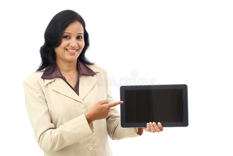 Affichage des tablettes heureux de participation de femme d'affaires sur le fond blanc