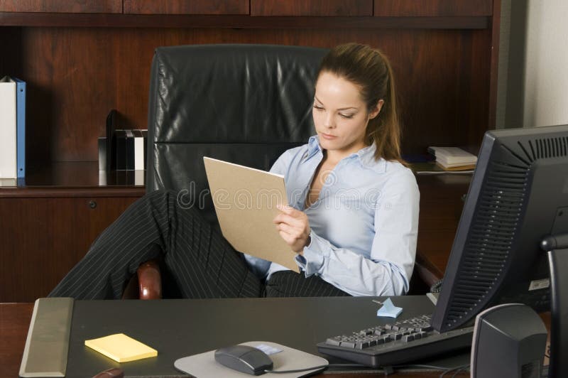 Lire le contrat photos libres de droits