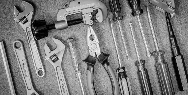 Affichage sans couleur de trousse d'outils sur la table photos stock Affichage sans couleur de trousse d'outils sur la table photos stock