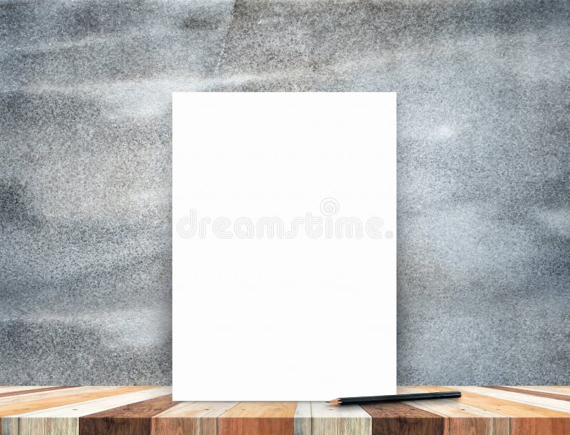 Affiche blanche vide se penchant au dessus de table en bois tropical avec l'obscurité photographie stock Affiche blanche vide se penchant au dessus de table en bois tropical avec l'obscurité photographie stock