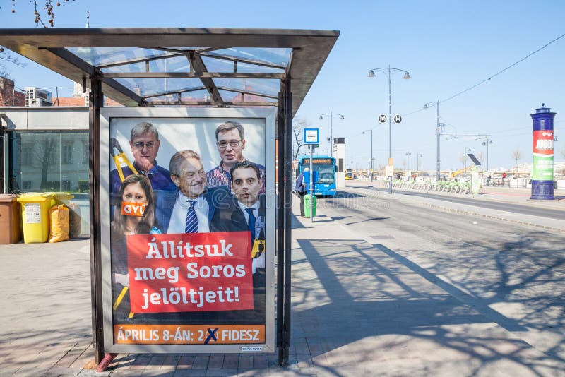 Affiche van politieke partij Fidesz die oponents van PM Viktor Orban omringende miljardairphilathropist George Soros tonen stock foto Affiche van politieke partij Fidesz die oponents van PM Viktor Orban omringende miljardairphilathropist George Soros tonen stock foto