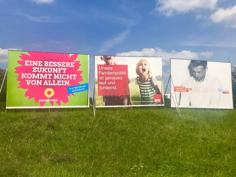 Affischtavlor av viktiga partier för de tyska parlamentsvalen arkivbild Affischtavlor av viktiga partier för de tyska parlamentsvalen arkivbild