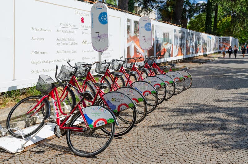 Affitto automatico della bicicletta, punto del programma Ecovolis, Tirana, Albania della città fotografie stock Affitto automatico della bicicletta, punto del programma Ecovolis, Tirana, Albania della città fotografie stock
