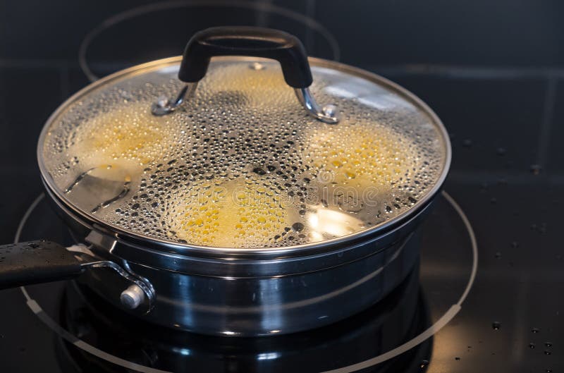 Affogare quattro uova per la prima colazione in una pentola Uovo-affogante #3 immagine stock libera da diritti Affogare quattro uova per la prima colazione in una pentola Uovo-affogante #3 immagine stock libera da diritti