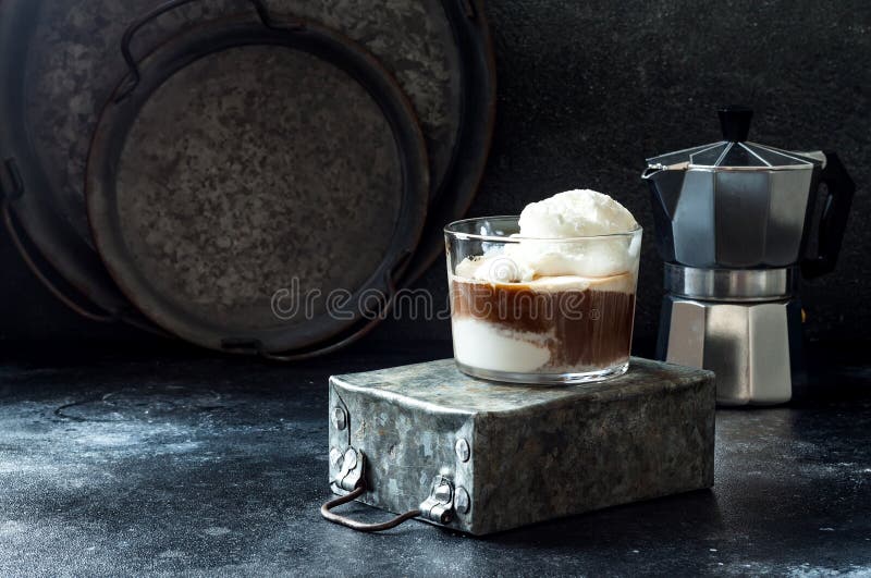 Affogato kaffe med vaniljglass Sommarkaffedrink med glass och espresso i exponeringsglaset royaltyfri fotografi Affogato kaffe med vaniljglass Sommarkaffedrink med glass och espresso i exponeringsglaset royaltyfri fotografi