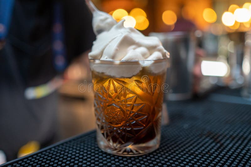 Affogato, włoszczyzna opierający się deser z waniliowym lody nakrywającym lub tonącym z strzałem gorąca kawa espresso niekt?re obrazy royalty free Affogato, włoszczyzna opierający się deser z waniliowym lody nakrywającym lub tonącym z strzałem gorąca kawa espresso niekt?re obrazy royalty free