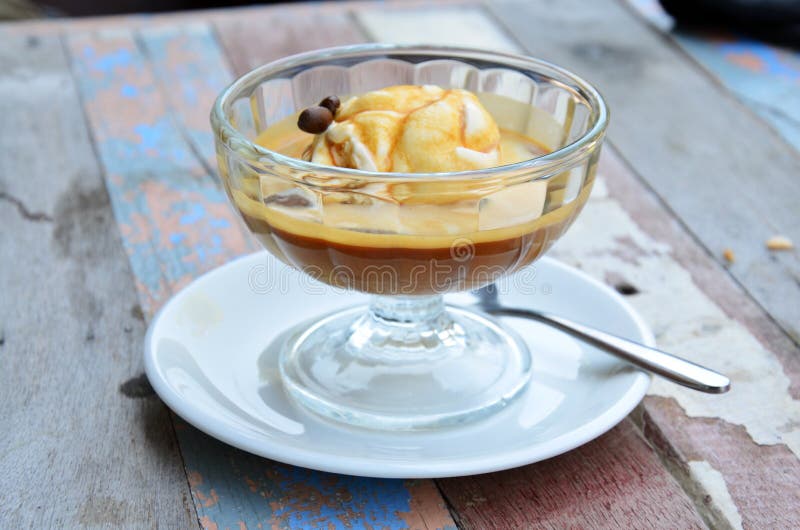 Affogato är kaffecappuccino med glassvanilj arkivbilder Affogato är kaffecappuccino med glassvanilj arkivbilder
