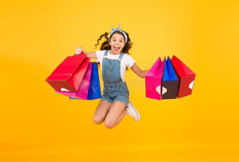 Affrettati a Vendere La Moda Dei Bambini Vendite E Sconti Ragazza Felice Dopo Aver Fatto Shopping Di Successo Bambino Vivace Fotografia Stock Immagine di presenti allegro 166954366
